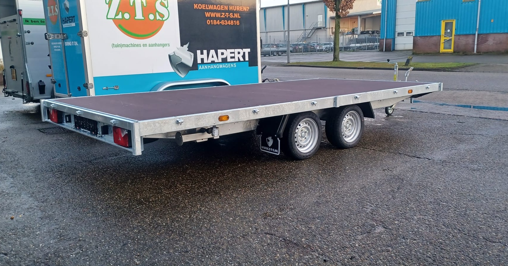 Met trots afgeleverd: deze Hapert Azure H2!

De vlakke aanhangwagen is uitgerus...